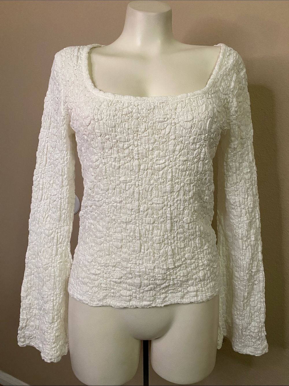 Old Navy White popcorn floral stretchy Textured bell sleeve top M 💕